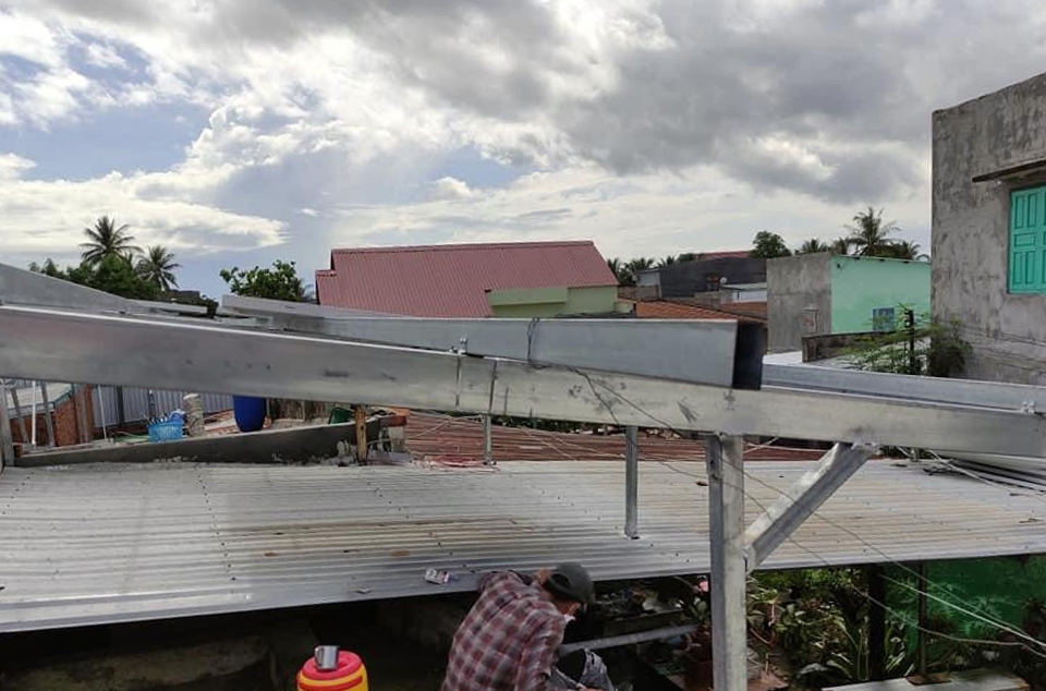 Làm mái tôn nâng xà chống thấm dột.