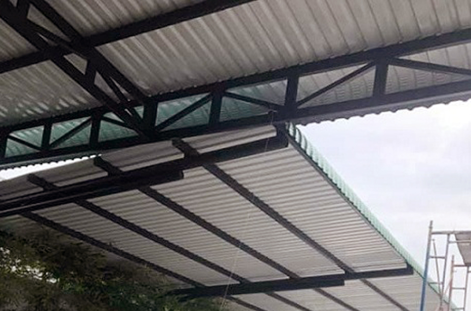 Mái hiên che sân.