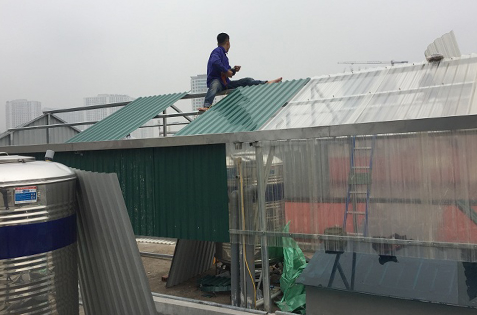 Làm mái tôn lấy sáng giếng trời