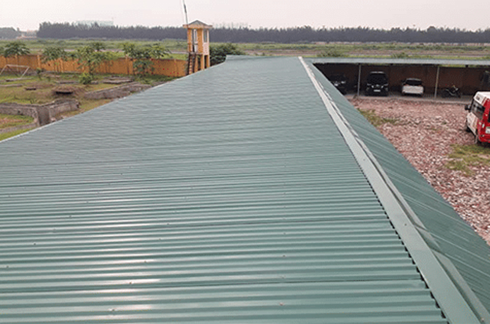 Làm mái tôn lạnh lán xe.