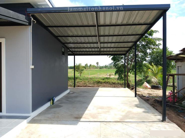 làm mái tôn che sân