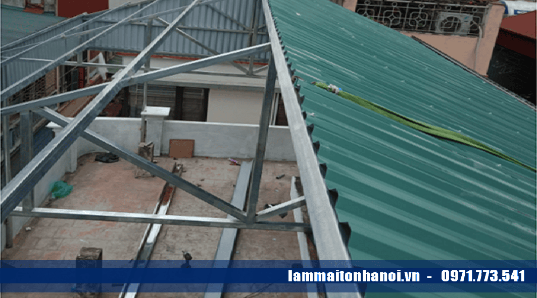 Đội ngũ thợ đang làm mái tôn