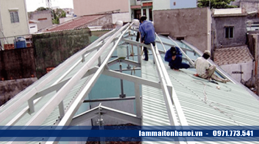 Đội ngũ thợ đang làm mái tôn