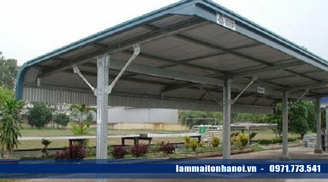 Đội ngũ thợ đang làm mái tôn