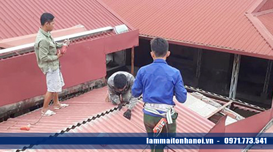  Làm mái tôn chống nóng